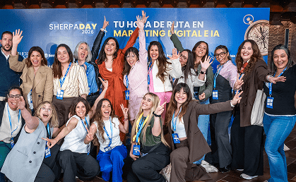 Imagen Leti Grijó con los alumnos del Máster de Marketing Digital