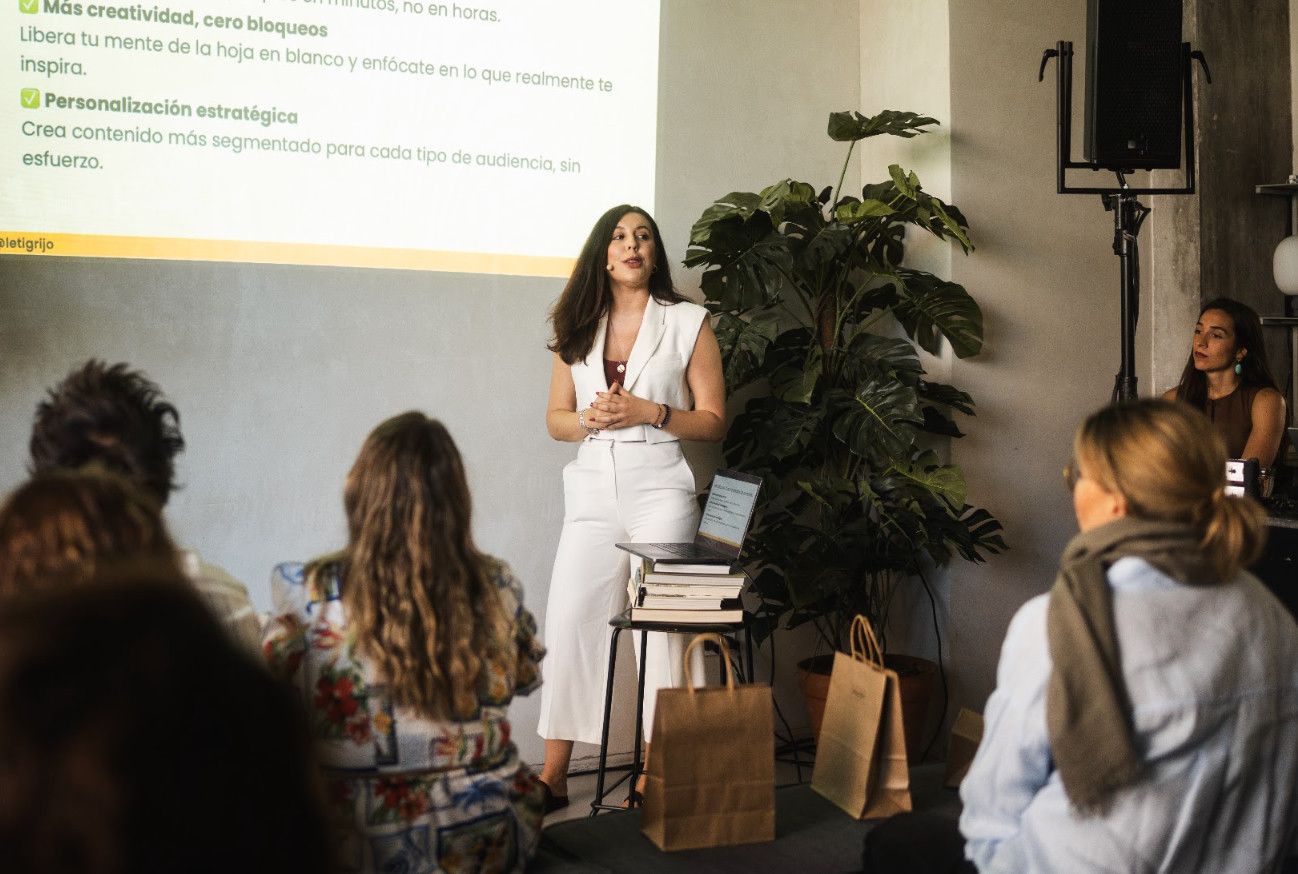 Leti Grijó dando una charla en un evento